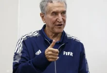 Folha de Paraguaçu detalha a internação de Carlos Alberto Parreira, ex-técnico do tetra. Ele retoma tratamento de linfoma de Hodgkin. Saiba mais sobre sua saúde e carreira.