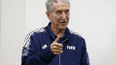 Folha de Paraguaçu detalha a internação de Carlos Alberto Parreira, ex-técnico do tetra. Ele retoma tratamento de linfoma de Hodgkin. Saiba mais sobre sua saúde e carreira.