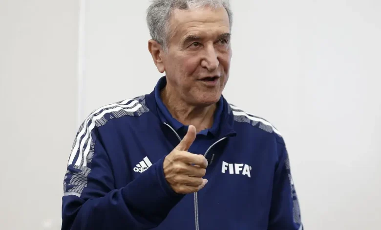 Folha de Paraguaçu detalha a internação de Carlos Alberto Parreira, ex-técnico do tetra. Ele retoma tratamento de linfoma de Hodgkin. Saiba mais sobre sua saúde e carreira.