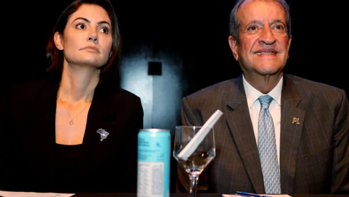Valdemar Costa Neto articula encontro para selar paz entre Michelle e Flávio Bolsonaro. Entenda o impacto dessa unidade para o futuro do PL nas eleições.