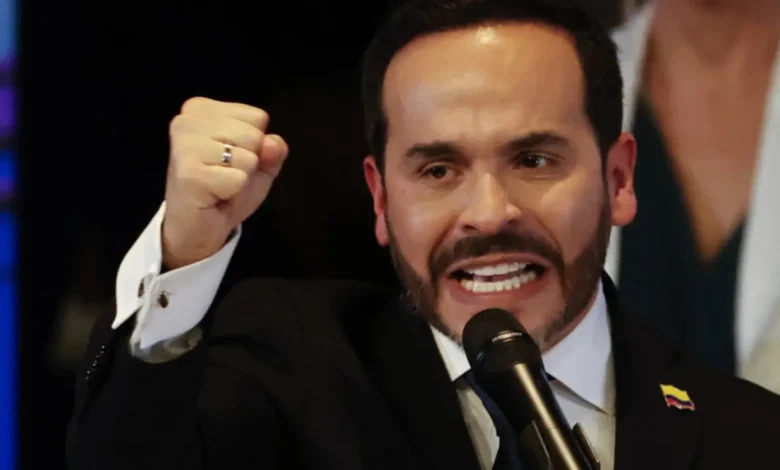 Abelardo de la Espriella recebe credenciais como presidente eleito da Colômbia e promete reconstruir o país com mão firme contra grupos armados.
