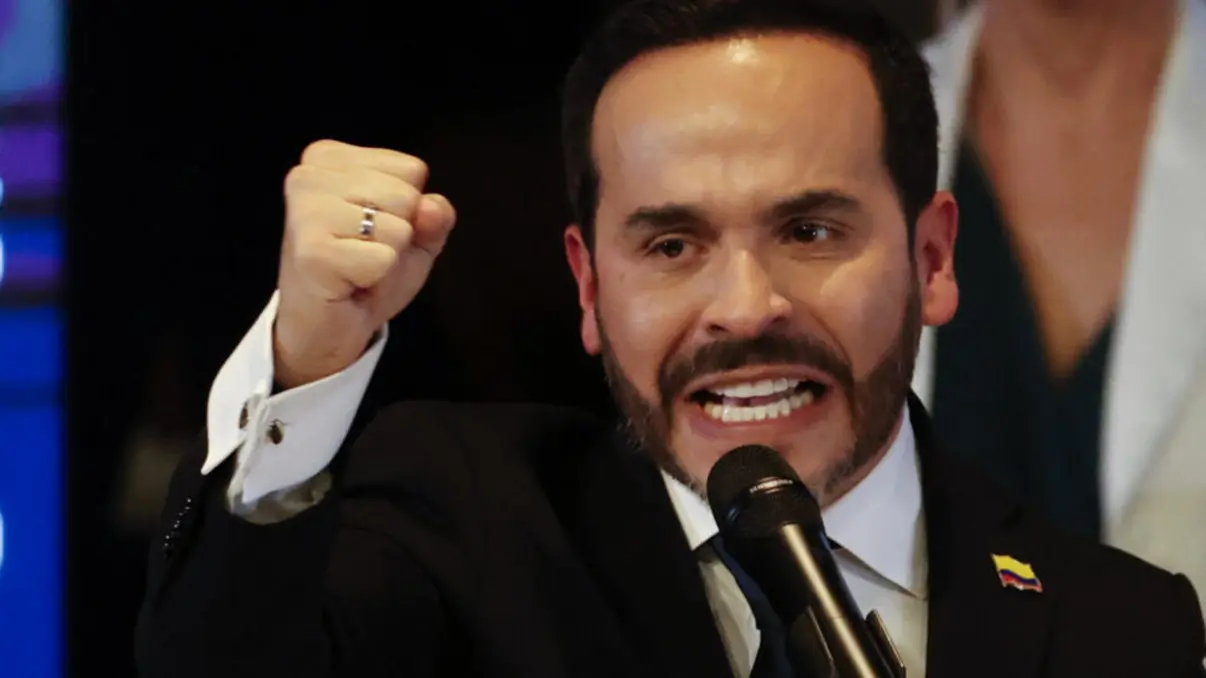 Abelardo de la Espriella recebe credenciais como presidente eleito da Colômbia e promete reconstruir o país com mão firme contra grupos armados.