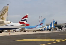 O novo sistema EES União Europeia começou a operar e já provoca atrasos de até seis horas nos aeroportos. Saiba como isso afeta viajantes brasileiros.