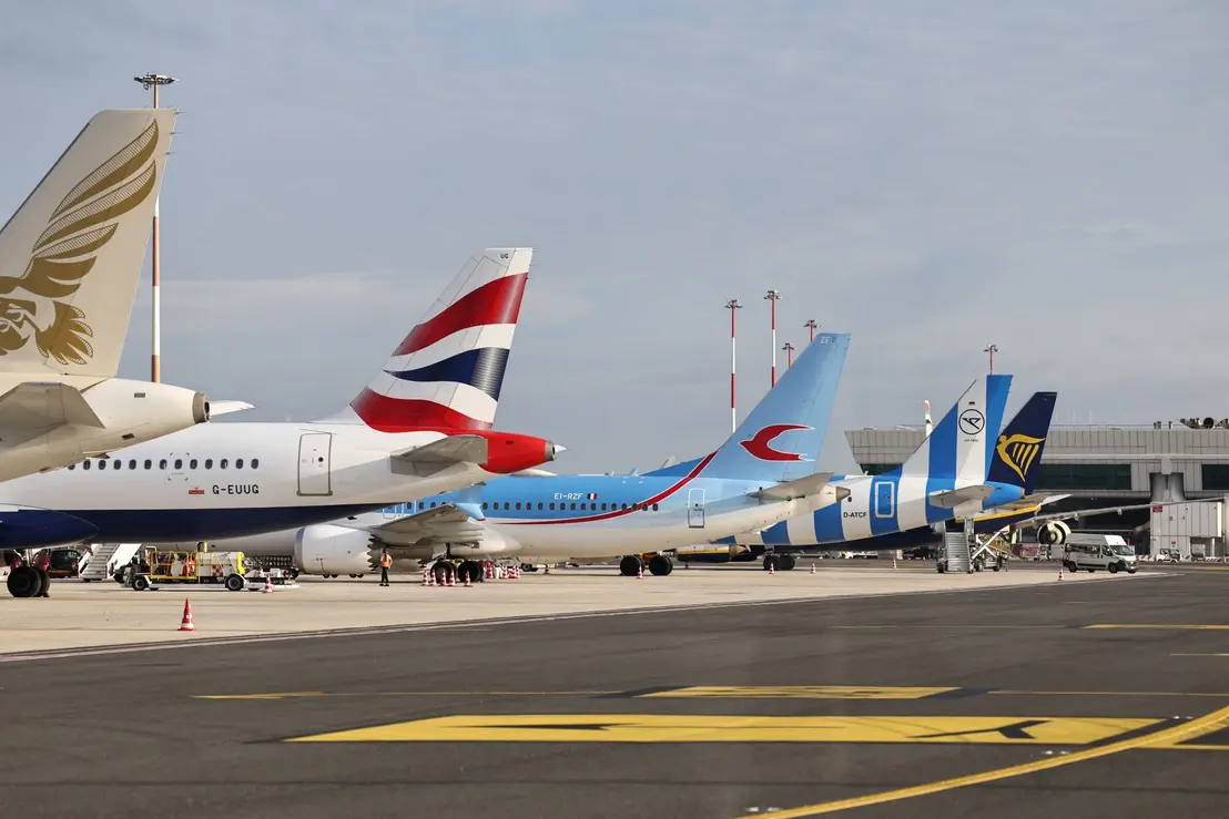 O novo sistema EES União Europeia começou a operar e já provoca atrasos de até seis horas nos aeroportos. Saiba como isso afeta viajantes brasileiros.