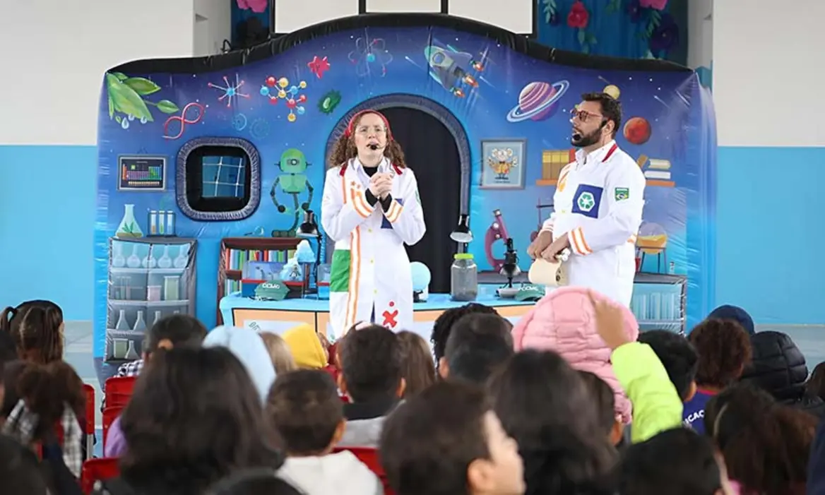 Descubra como o projeto teatral 'Ursa Rosa', patrocinado pela Eixo SP, engajou mais de 2.100 estudantes em Rancharia e Quatá na luta pela conscientização ambiental. Uma iniciativa regional essencial para o futuro!