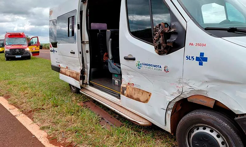 Acidente SP-266: Van com Destino a Paraguaçu Bate em Caminhão 6 acidente caminhao e van frutal do campo candido mot 2
