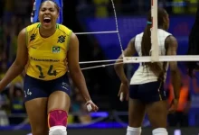 A Seleção Feminina de Vôlei do Brasil superou a Itália em uma batalha de cinco sets em Brasília, encerrando a invencibilidade das adversárias e mantendo 100% de aproveitamento na Liga das Nações. Confira os detalhes e próximos jogos.
