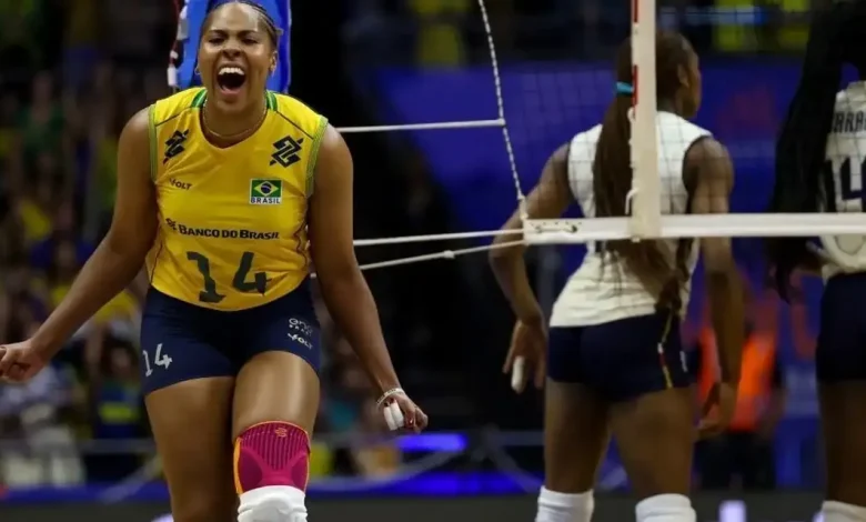 A Seleção Feminina de Vôlei do Brasil superou a Itália em uma batalha de cinco sets em Brasília, encerrando a invencibilidade das adversárias e mantendo 100% de aproveitamento na Liga das Nações. Confira os detalhes e próximos jogos.