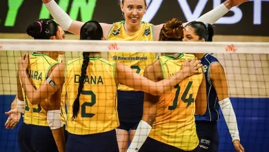A Seleção Brasileira de Vôlei Feminino busca o inédito título da Liga das Nações após vitória emocionante na estreia. Enfrenta a República Dominicana em Brasília.