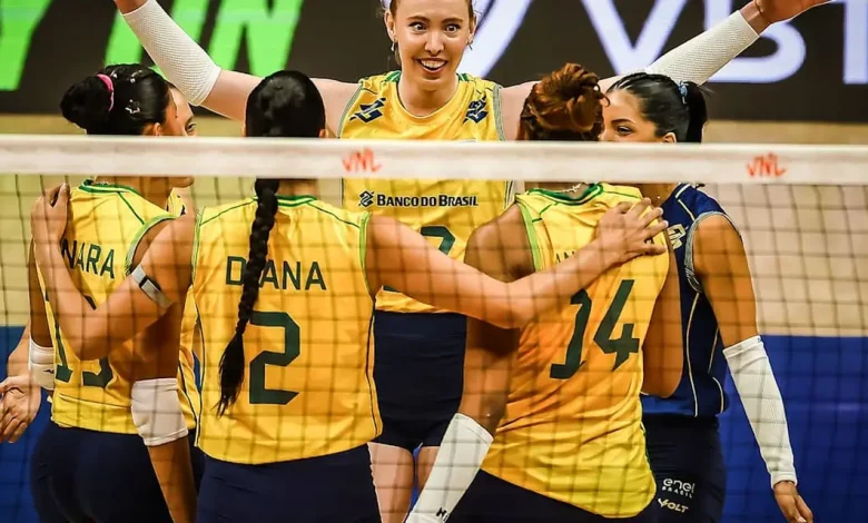A Seleção Brasileira de Vôlei Feminino busca o inédito título da Liga das Nações após vitória emocionante na estreia. Enfrenta a República Dominicana em Brasília.