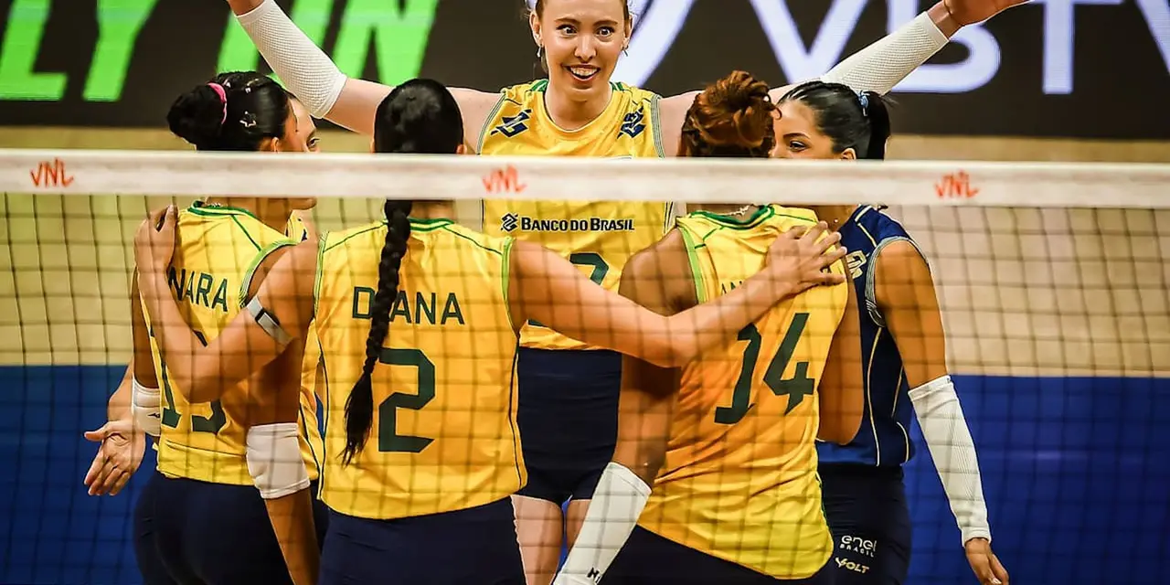 A Seleção Brasileira de Vôlei Feminino busca o inédito título da Liga das Nações após vitória emocionante na estreia. Enfrenta a República Dominicana em Brasília.