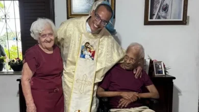 Conheça a emocionante história de Orlando (98) e Francisca (85), que celebraram 70 anos de casamento, as raras Bodas de Vinho. Uma inspiração de amor e família.