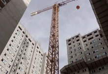 Análise mostra por que as ações de construtoras como Cury e Direcional dispararam no mercado, enquanto a gigante MRV foi rebaixada para neutra. Saiba mais!