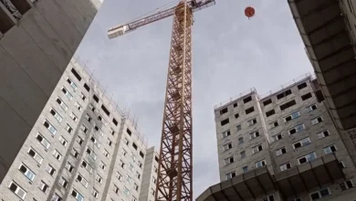 Análise mostra por que as ações de construtoras como Cury e Direcional dispararam no mercado, enquanto a gigante MRV foi rebaixada para neutra. Saiba mais!