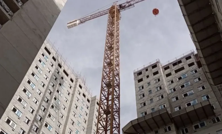 Análise mostra por que as ações de construtoras como Cury e Direcional dispararam no mercado, enquanto a gigante MRV foi rebaixada para neutra. Saiba mais!