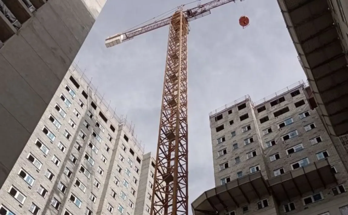 Análise mostra por que as ações de construtoras como Cury e Direcional dispararam no mercado, enquanto a gigante MRV foi rebaixada para neutra. Saiba mais!