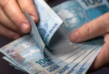 Atenção investidor: resgatar títulos IPCA+ antes do vencimento pode causar perdas de até metade do capital devido à marcação a mercado. Saiba como evitar.