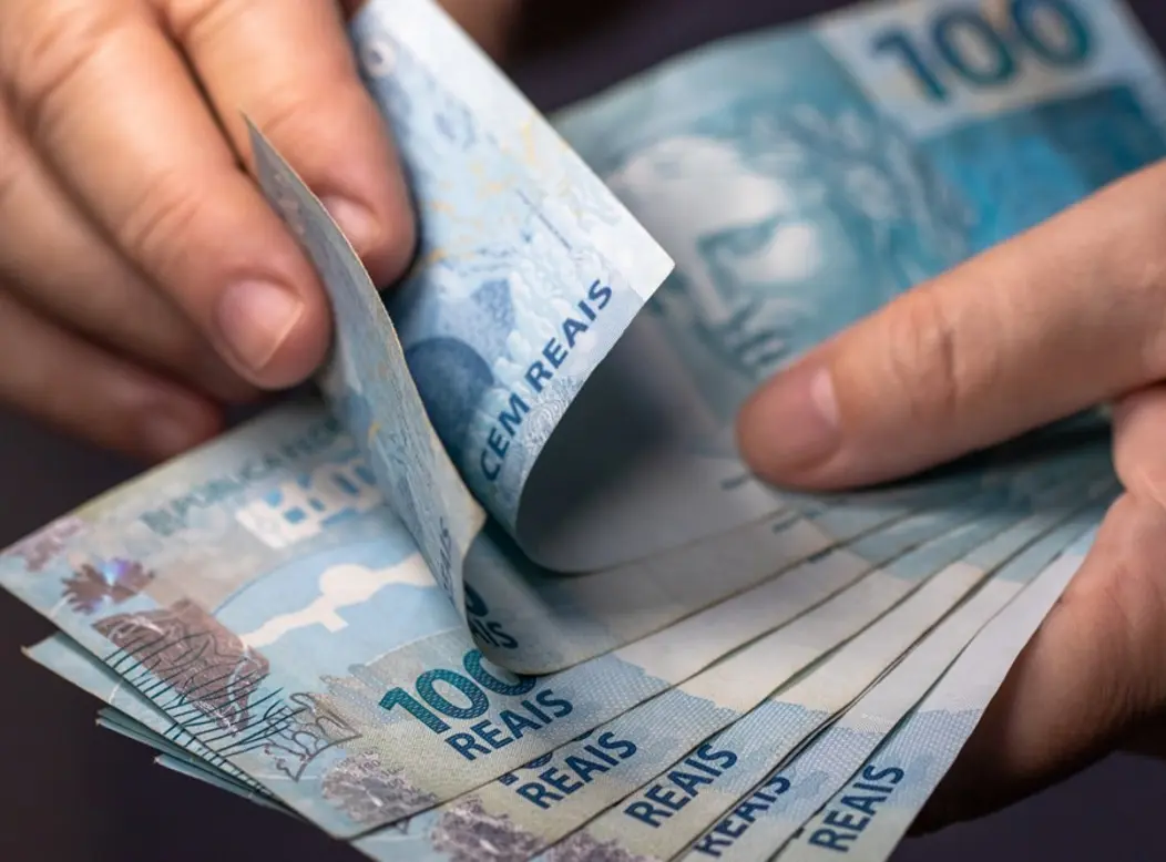 Atenção investidor: resgatar títulos IPCA+ antes do vencimento pode causar perdas de até metade do capital devido à marcação a mercado. Saiba como evitar.