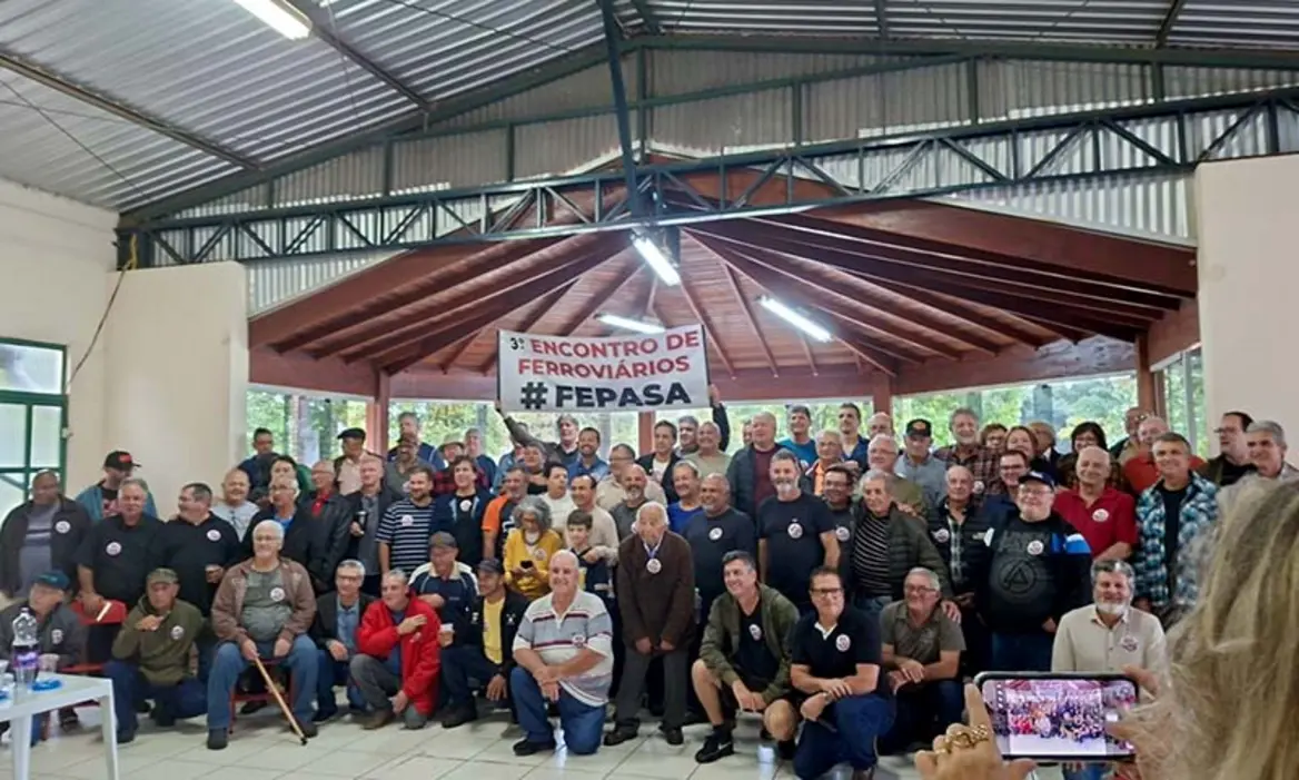 Encontro de Ferroviários da Fepasa em Assis: Nostalgia e Alerta Regional 6 Assis sediou o 3º Encontro de Ferroviários da Fepasa. Centenas de ex-trabalhadores celebraram o reencontro e alertaram para a preservação do patrimônio ferroviário regional. Leia mais!