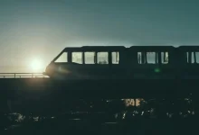 Conheça a tecnologia suíça que transforma ferrovias em usinas solares sem ocupar novas áreas. Uma inovação que redefine o futuro da energia renovável.