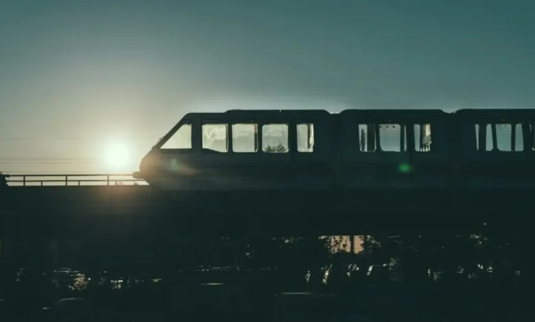 Conheça a tecnologia suíça que transforma ferrovias em usinas solares sem ocupar novas áreas. Uma inovação que redefine o futuro da energia renovável.