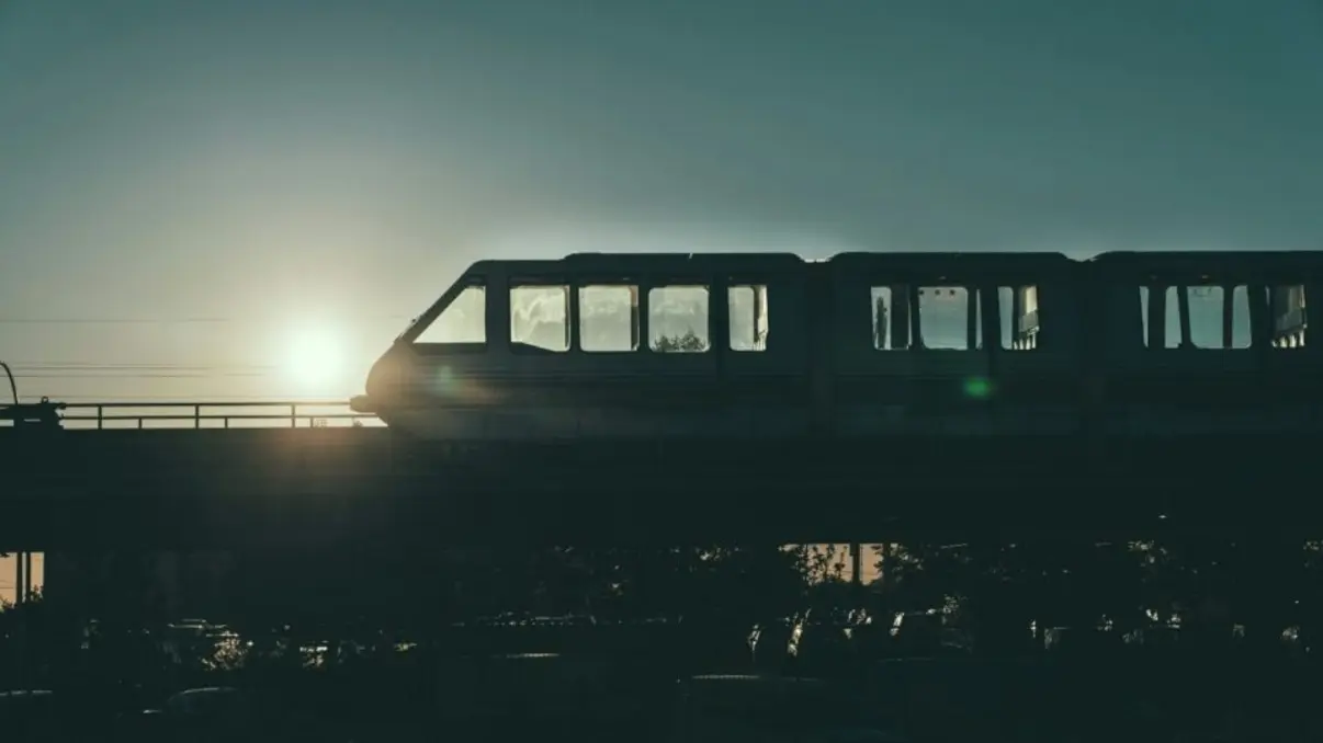 Conheça a tecnologia suíça que transforma ferrovias em usinas solares sem ocupar novas áreas. Uma inovação que redefine o futuro da energia renovável.