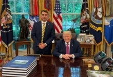 Trump elogia Flávio Bolsonaro na Casa Branca enquanto órgão americano propõe tarifaço de 25% contra o Brasil. Veja a reação de Lula sobre a crise diplomática.