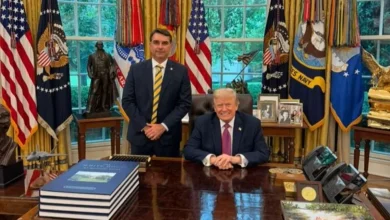 Trump elogia Flávio Bolsonaro na Casa Branca enquanto órgão americano propõe tarifaço de 25% contra o Brasil. Veja a reação de Lula sobre a crise diplomática.
