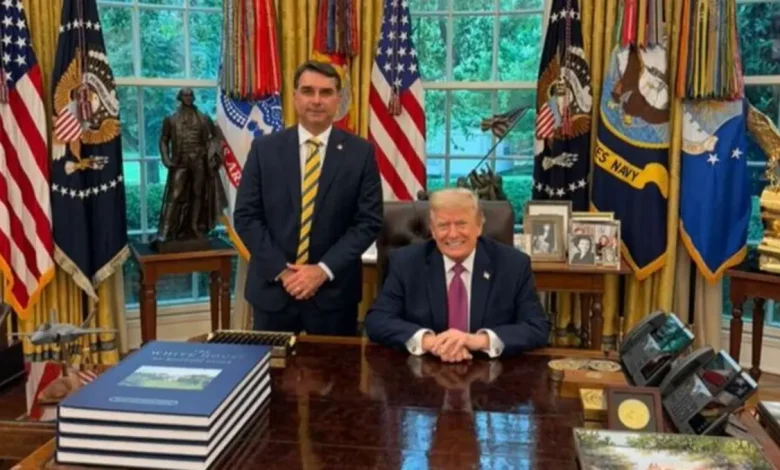 Trump elogia Flávio Bolsonaro na Casa Branca enquanto órgão americano propõe tarifaço de 25% contra o Brasil. Veja a reação de Lula sobre a crise diplomática.