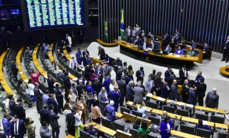 Pesquisa mostra que a maioria dos brasileiros não lembra em quem votou para o Legislativo em 2022. Entenda o impacto dessa desconexão com a política.