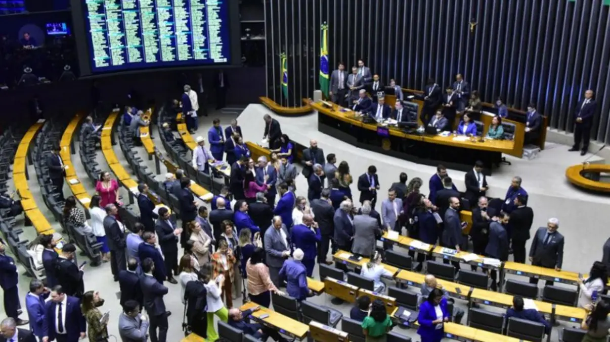 Pesquisa mostra que a maioria dos brasileiros não lembra em quem votou para o Legislativo em 2022. Entenda o impacto dessa desconexão com a política.