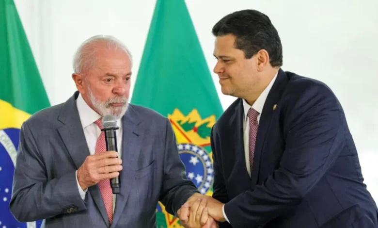 Entenda a estratégia do Planalto para recompor pontes com Davi Alcolumbre no Senado e viabilizar a votação do fim da escala 6x1 e PEC da Segurança.