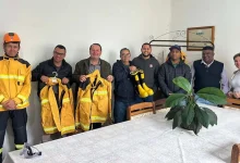 A Defesa Civil de Lutécia reforça sua estrutura com a entrega de uniformes antichamas e um novo celular, garantindo mais segurança e agilidade no atendimento à população.