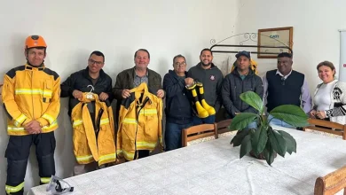 A Defesa Civil de Lutécia reforça sua estrutura com a entrega de uniformes antichamas e um novo celular, garantindo mais segurança e agilidade no atendimento à população.