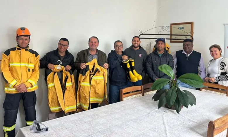 A Defesa Civil de Lutécia reforça sua estrutura com a entrega de uniformes antichamas e um novo celular, garantindo mais segurança e agilidade no atendimento à população.