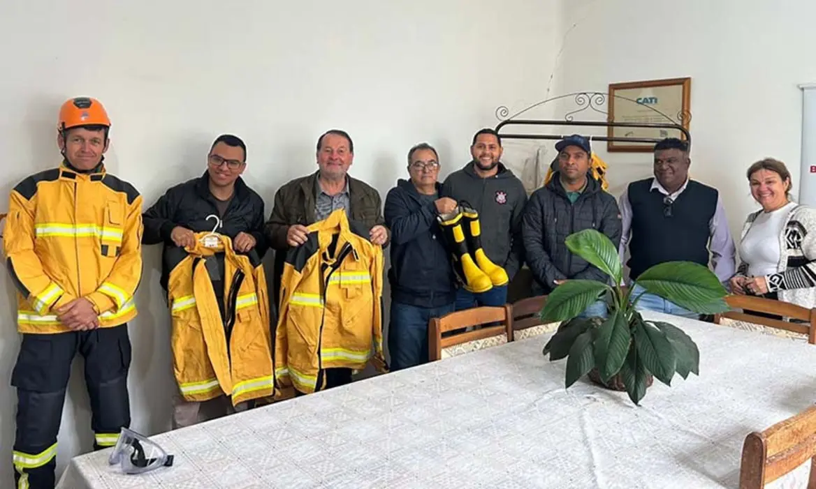 A Defesa Civil de Lutécia reforça sua estrutura com a entrega de uniformes antichamas e um novo celular, garantindo mais segurança e agilidade no atendimento à população.