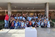 Estudantes da rede pública vivenciam imersão cultural na mostra Constelações Contemporâneas, ampliando horizontes e o contato direto com a arte brasileira.