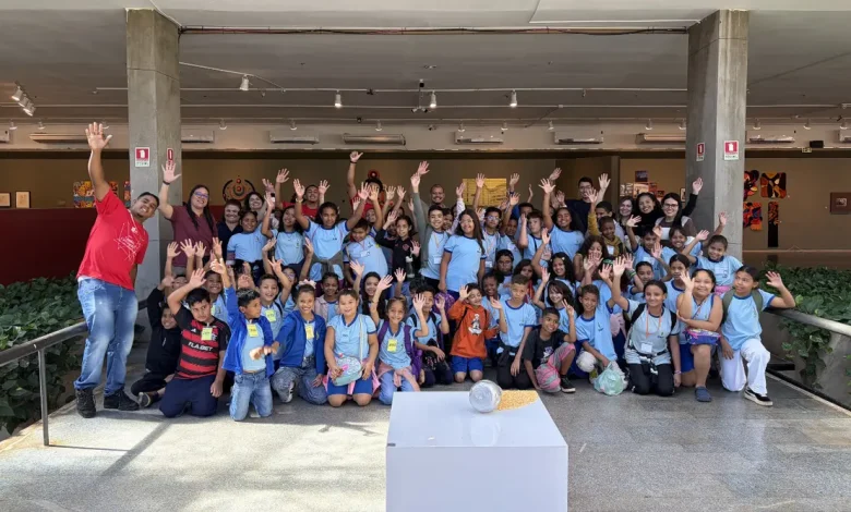 Estudantes da rede pública vivenciam imersão cultural na mostra Constelações Contemporâneas, ampliando horizontes e o contato direto com a arte brasileira.