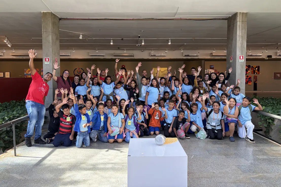 Estudantes da rede pública vivenciam imersão cultural na mostra Constelações Contemporâneas, ampliando horizontes e o contato direto com a arte brasileira.
