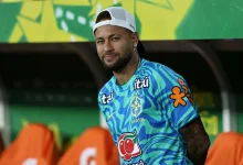 Neymar Jr. exibiu um novo corte e cor de cabelo, marcando sua preparação para a Copa do Mundo de 2026. A Folha de Paraguaçu traz os detalhes exclusivos.