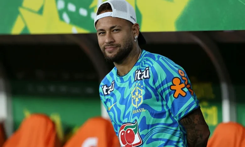 Neymar Jr. exibiu um novo corte e cor de cabelo, marcando sua preparação para a Copa do Mundo de 2026. A Folha de Paraguaçu traz os detalhes exclusivos.