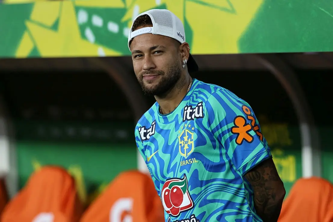 Neymar Jr. exibiu um novo corte e cor de cabelo, marcando sua preparação para a Copa do Mundo de 2026. A Folha de Paraguaçu traz os detalhes exclusivos.