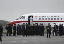 O Papa Leão XIV enfrentou problemas técnicos em voo na Espanha e precisou de ajuda do rei Felipe VI para voltar a Roma. Confira os detalhes do caso.