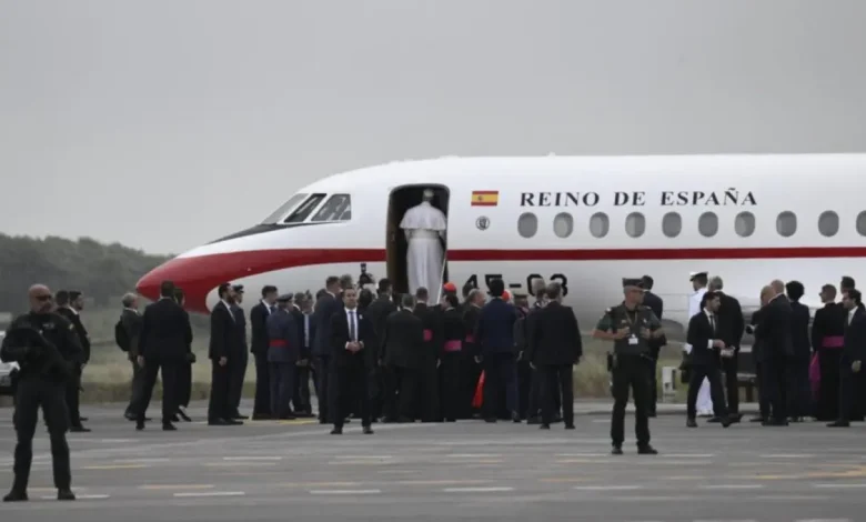 O Papa Leão XIV enfrentou problemas técnicos em voo na Espanha e precisou de ajuda do rei Felipe VI para voltar a Roma. Confira os detalhes do caso.