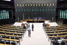 Discursos focados em 2026 travam votações cruciais no Congresso, como a PEC da Segurança e fim da escala 6x1. Entenda a estratégia por trás da lentidão.