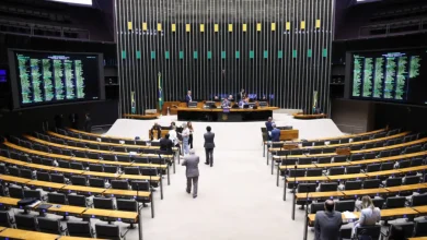 Discursos focados em 2026 travam votações cruciais no Congresso, como a PEC da Segurança e fim da escala 6x1. Entenda a estratégia por trás da lentidão.