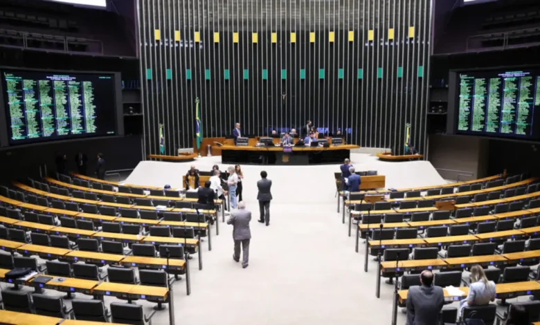 Discursos focados em 2026 travam votações cruciais no Congresso, como a PEC da Segurança e fim da escala 6x1. Entenda a estratégia por trás da lentidão.