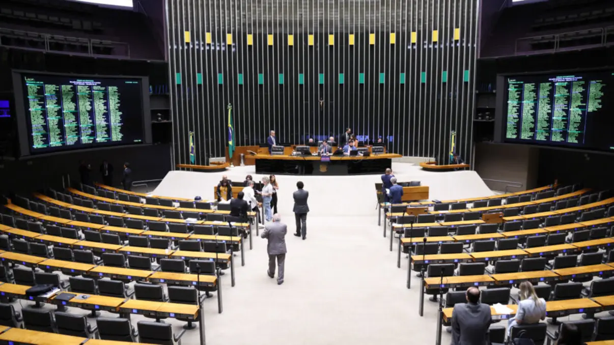 Discursos focados em 2026 travam votações cruciais no Congresso, como a PEC da Segurança e fim da escala 6x1. Entenda a estratégia por trás da lentidão.