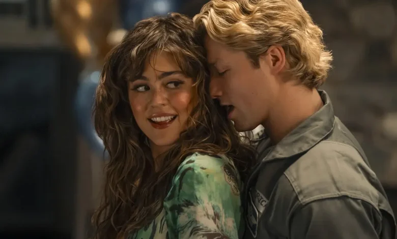Mika Abdalla, estrela de Off Campus, encerra noivado com Jake Short após 4 anos. Descubra os bastidores da separação e os rumores com colega de elenco.