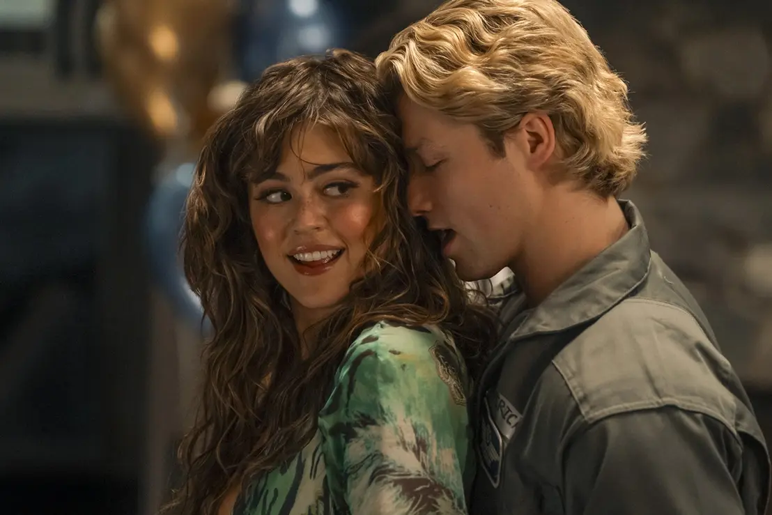 Mika Abdalla, estrela de Off Campus, encerra noivado com Jake Short após 4 anos. Descubra os bastidores da separação e os rumores com colega de elenco.